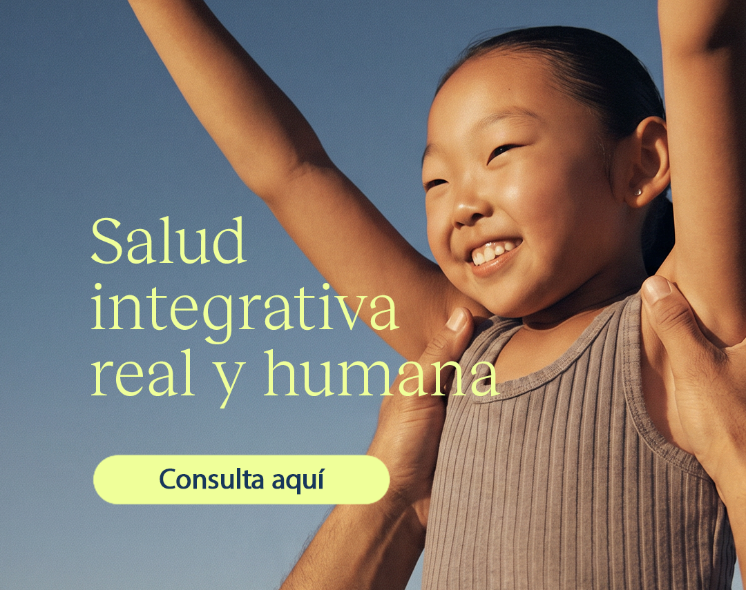 Smiling child with raised arms supported by adults, promoting real and humane integrative health; call to action: Consult here.